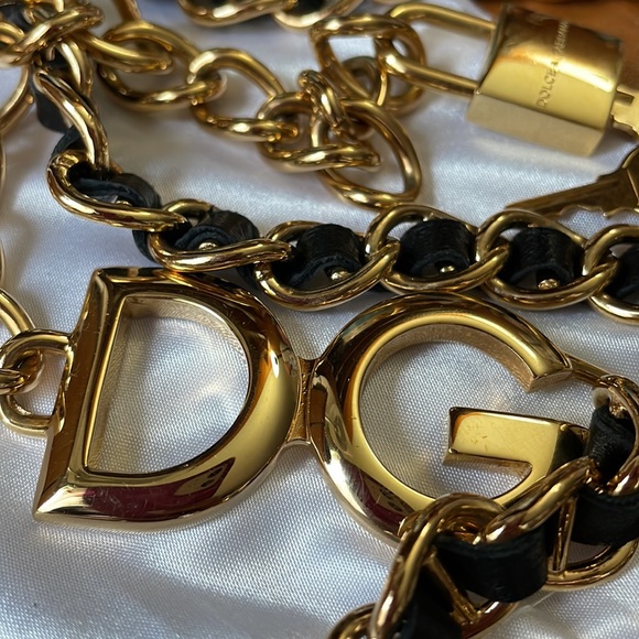 Authentic Dolce and Gabbana Belt/Bag chain with key set - Picture 11 of 15